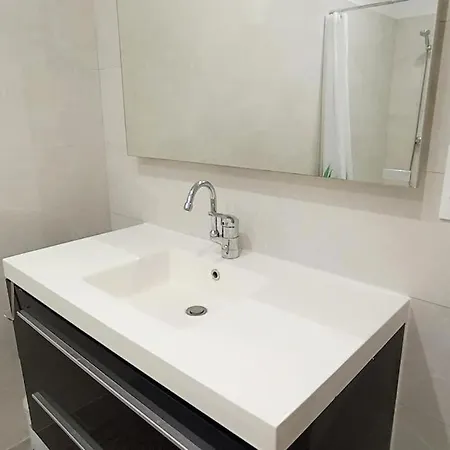 Sous Le Cedre * Thuir